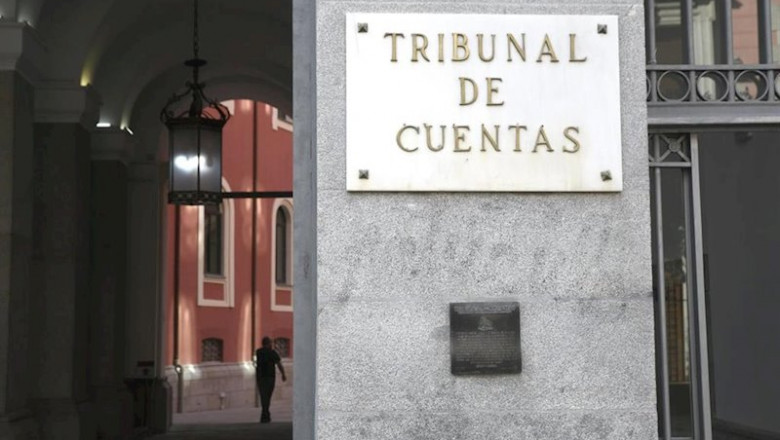 ep placa en la puerta principal del edificio del tribunal de cuentas en la calle fuecarral numero 81