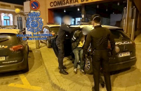 ep policia nacional detiene a un individuo por apunalar presuntamente a otro en la via publica
