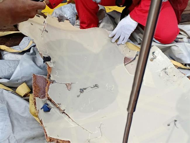 Restos del fuselaje de un avión del que se cree que es el desaparecido | ANTARA FOTO/PT PENTAMINA ep restosfuselajeun avionquecreeesdesaparecido