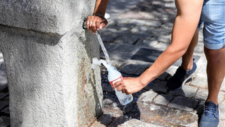 Jesús Hellín - Europa Press ep un hombre rellenabotellaagua duranteolacaloresta semana