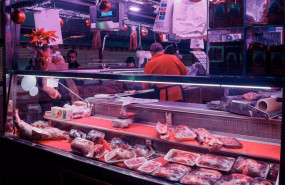 ep una carniceria en el mercado de la cebada en madrid espana