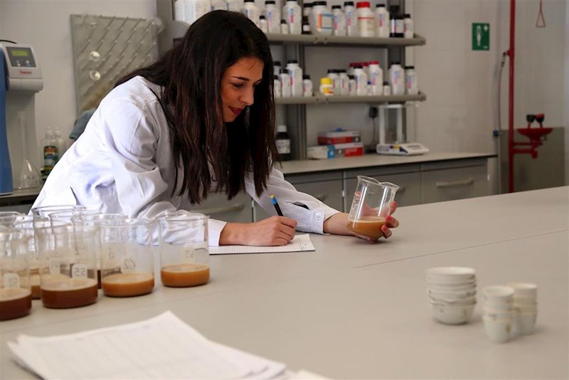 ep una investigadora en un laboratorio de la universidad de malaga