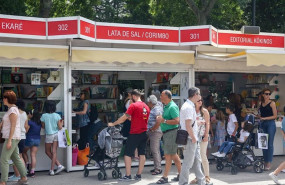 ep visitantes pasean por las casetas de la feria del libro de madrid de 2019