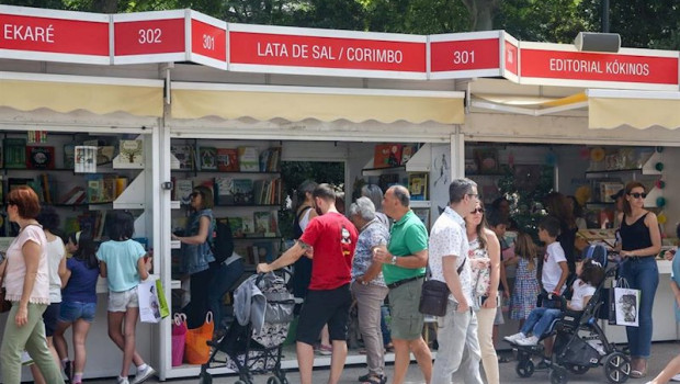 ep visitantes pasean por las casetas de la feria del libro de madrid de 2019