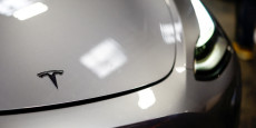 le logo tesla est visible sur une voiture 