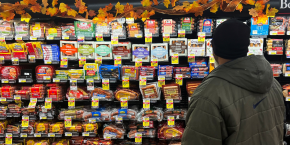 une cliente regarde les produits alimentaires exposes dans un supermarche de chicago illinois etats unis 20240313164240 