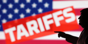 une illustration montre une maquette miniature imprimee en 3d representant le president des etats unis donald trump avec le drapeau americain et le mot tariffs droits de douane 20250710131146 