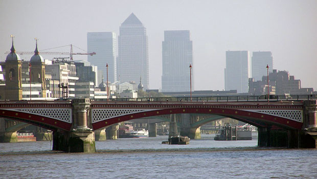 dl ville de londres tamise blackfriars bridge canary wharf quartier financier skyline brouillard pd