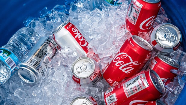 Coca-Cola mejora previsiones en el segundo trimestre, pero el beneficio cae un 28%