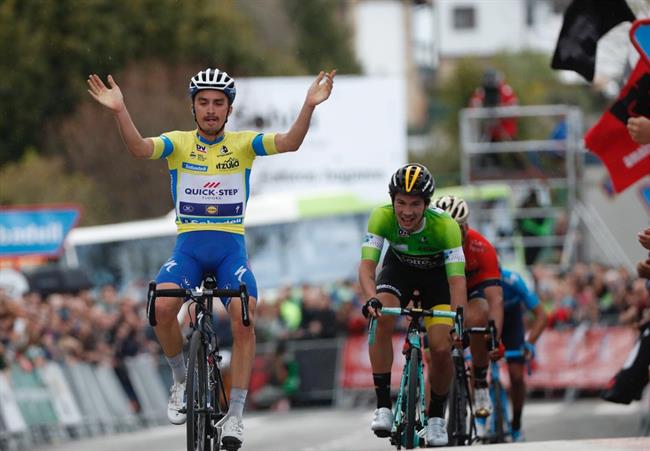 Alaphilippe repite victoria y se asienta al frente de la Vuelta al País Vasco | ITZULIA ep alaphilippe repite victoriase asientafrentela vueltapais vasco