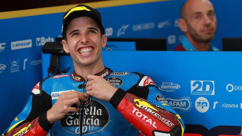 Alex Márquez ríe en su box | ESTRELLA GALICIA 0,0 MARC VDS - Archivo ep alex marquez riesu box