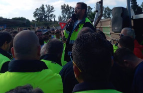 ep archivo   asamblea de los trabajadores de acerinox en el aparcamiento de la factoria