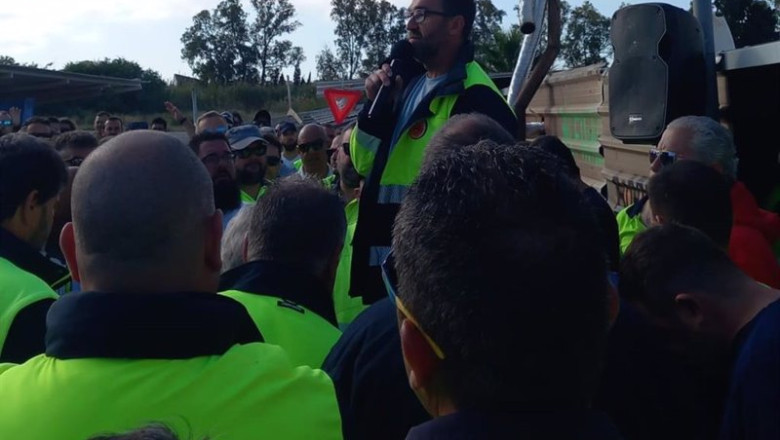 Archivo - Asamblea de los trabajadores de Acerinox en el aparcamiento de la factoría. | EUROPA PRESS - Archivo ep archivo asamblea de los trabajadores de acerinox en el aparcamiento de la factoria