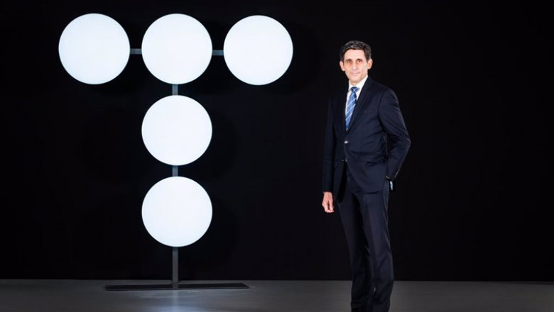 ep archivo el presidente de telefonica jose maria alvarez pallete posa junto al logo de telefonica ep archivo el presidente de telefonica jose maria alvarez pallete posa junto al logo de telefonica