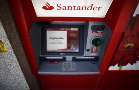 ep archivo   imagen de un cajero del banco santander