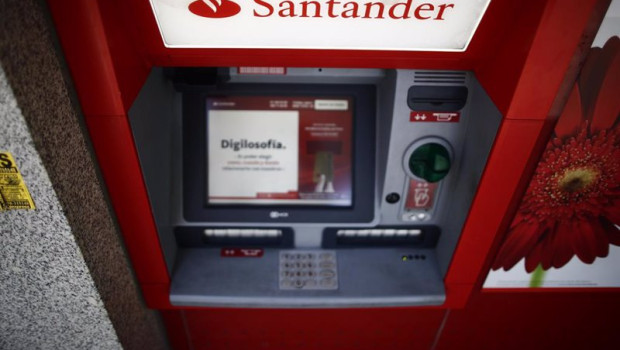 ep archivo   imagen de un cajero del banco santander