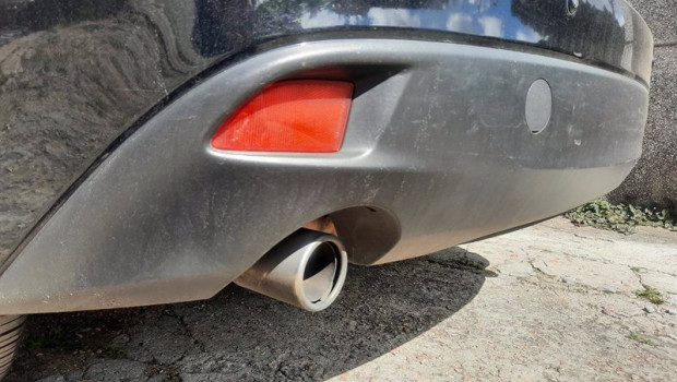 ep archivo   imagen de un tubo de escape de un vehiculo
