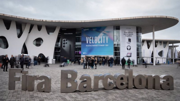 ep archivo   letras en las que se lee fira barcelona en una de las entradas del mobile world