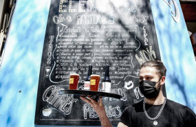 ep archivo   un camarero con mascarilla durante la pandemia