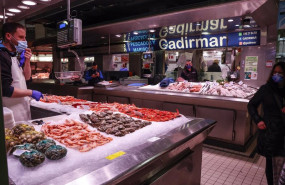 ep archivo   un vendedor en un puesto de pescado y marisco en el mercado central de valencia a 24 de
