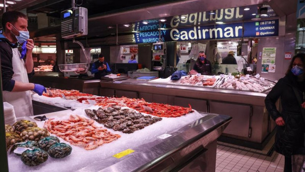 ep archivo   un vendedor en un puesto de pescado y marisco en el mercado central de valencia a 24 de