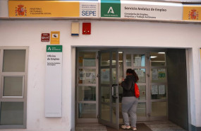 ep archivo   una joven entrando a una oficina de empleo