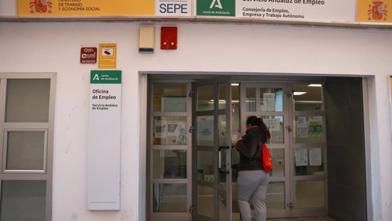 ep archivo   una joven entrando a una oficina de empleo