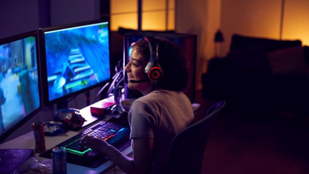 ep archivo   una mujer jugando a videojuegos en internet