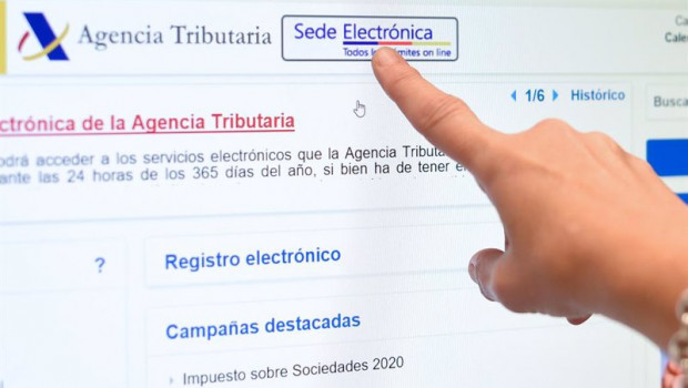 ep archivo   una persona en la sede electronica de la agencia tributaria