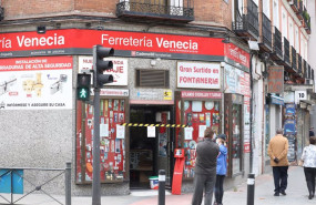 ep archivo   varias personas hacen cola en la ferreteria venecia en madrid