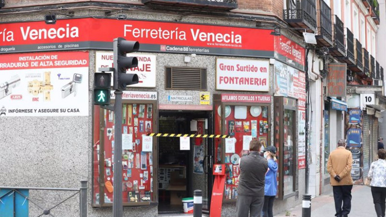 Archivo - Varias personas hacen cola en la Ferretería Venecia en Madrid | Marta Fernández Jara - Europa Press - Archivo ep archivo varias personas hacen cola en la ferreteria venecia en madrid