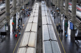 ep archivo   varios viajeros durante la operacion salida por el puente de mayo en la estacion de