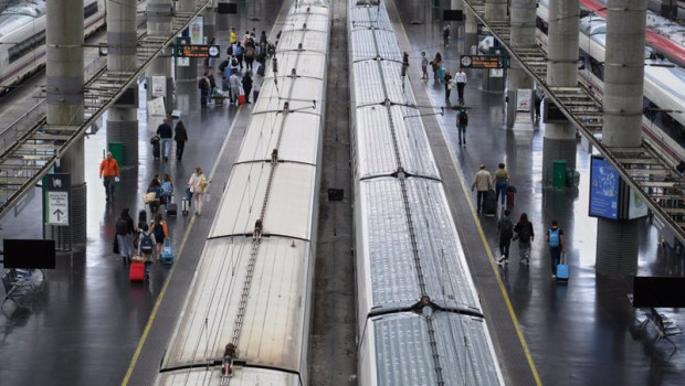 ep archivo varios viajeros durante la operacion salida por el puente de mayo en la estacion de ep archivo varios viajeros durante la operacion salida por el puente de mayo en la estacion de