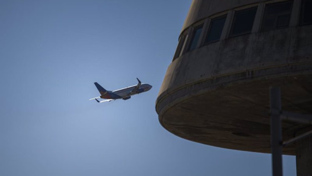 ep archivo   vista de un avion en el aeropuerto de barcelona