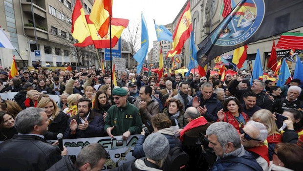 ep asistentes a la concentracion protesta por el acuerdo para transferir a navarra la competencia de