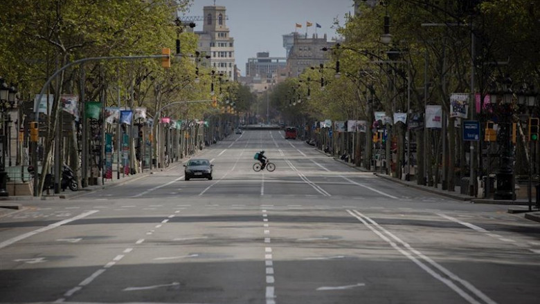 Un trabajador de Glovo en bicicleta por una calle de Barcelona, el primer día laborable de la segunda semana desde que se decretó el estado de alarma en el país a consecuencia del coronavirus, en Barcelona/Catalunya (España) a 23 de marzo de 2020. | David Zorrakino - Europa Press ep catalunya espana a 23 de marzo de 2020