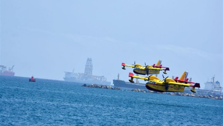 Dos hidroaviones, trabajan en las labores de extinción del incendio de la isla de Gran Canaria. | Europa Press - Europa Press ep dos hidroaviones trabajanlas laboresextincionincendiola islagran canaria 20190821110702