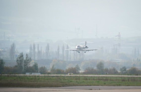 ep el avion a su llegada al aeropuerto internacional de vitoria foronda a 26 de noviembre de 2023 en