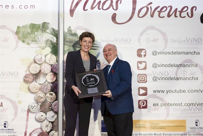 ep elisa aguilar tras recibir el premio jovenes solidarios a la seleccion masculina de baloncesto