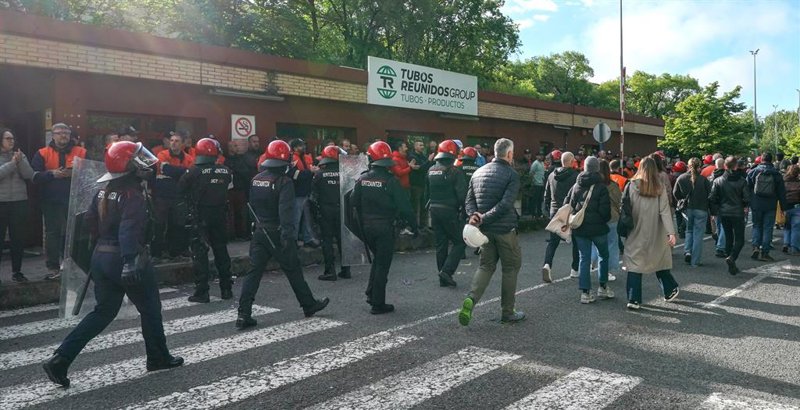 ep entrada a la asamblea de los trabajadores de tubos reunidos amurrio que no apoyan seguir en