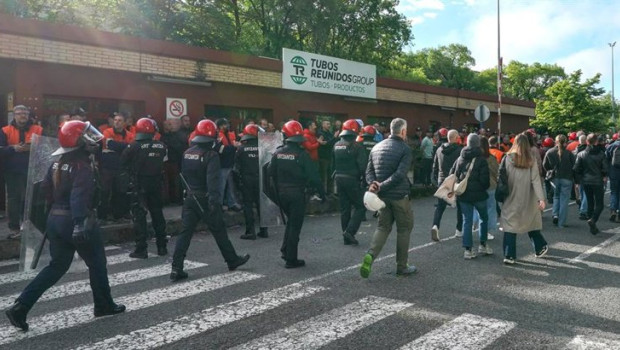 ep entrada a la asamblea de los trabajadores de tubos reunidos amurrio que no apoyan seguir en