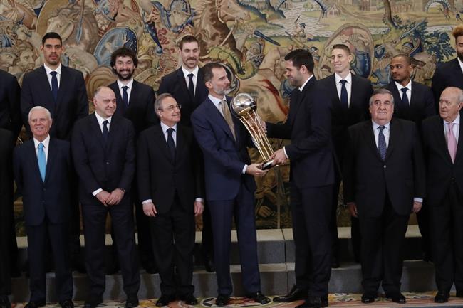 Felipe Reyes entrega a Felipe VI una réplica del trofeo | CASA DE S.M. EL REY ep felipe reyes entregafelipe vireplicatrofeo