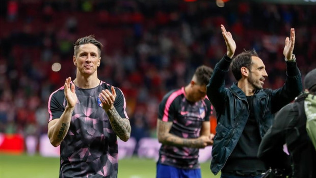 ep fernando torres celebrando el titulo de la liga europa con el atletico