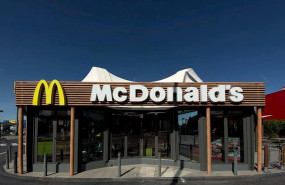 ep foto del restaurante de comida rapida mcdonalds en el que puede verse la fachada principal del