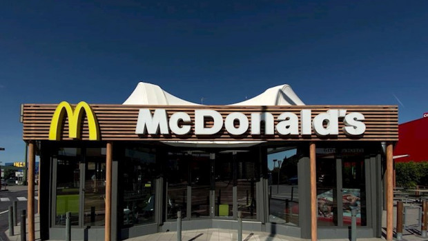 ep foto del restaurante de comida rapida mcdonalds en el que puede verse la fachada principal del