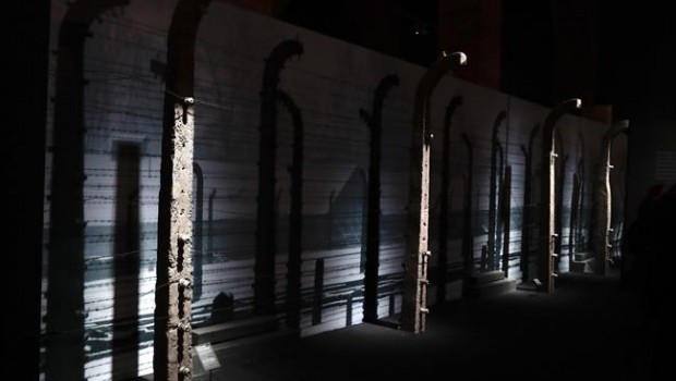 ep fotos cifuentes inauguraexposicionauschwitzalertalas cons