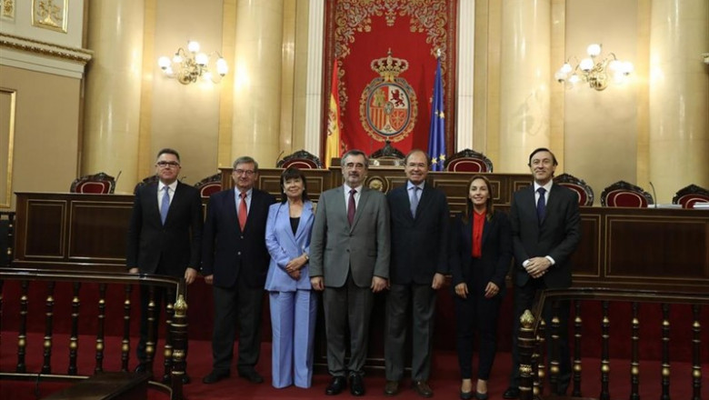 (I-D) El secretario tercero del Senado, Imanol Landa; el secretario primero del Senado, Fernando Martínez; la vicepresidenta primera, Cristina Narbona; el presidente del Senado, Manuel Cruz; el vicepresidente segundo, Pío García-Escudero; la secretaria se | Marta Fernández Jara - Europa Press ep i-d secretario tercerosenado imanol landa secretariodel senado fernando martinez la vicepresidenta primera cristina narbona presidentesenado manuel cruz vicepresidente segundo pio garcia-escudero la secretaria se