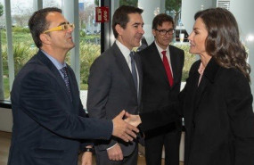 ep imagen de su majestad la reina saludando a juan carrion presidente de feder en el marco del acto