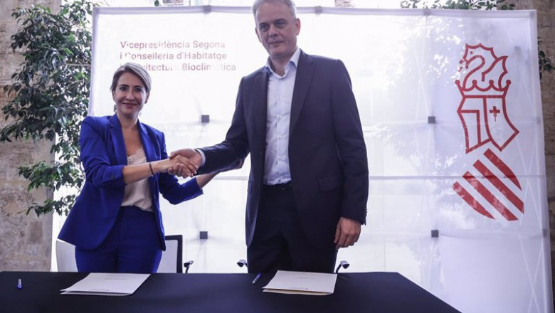 La ministra de Transportes, Movilidad y Agenda Urbana, Raquel Sánchez y el vicepresidente y conseller de Vivienda y Arquitectura Bioclimática de la Generalitat Valenciana, Héctor Illueca, este viernes. | Rober Solsona - Europa Press ep la ministra de transportes movilidad y agenda urbana raquel sanchez y el vicepresidente y