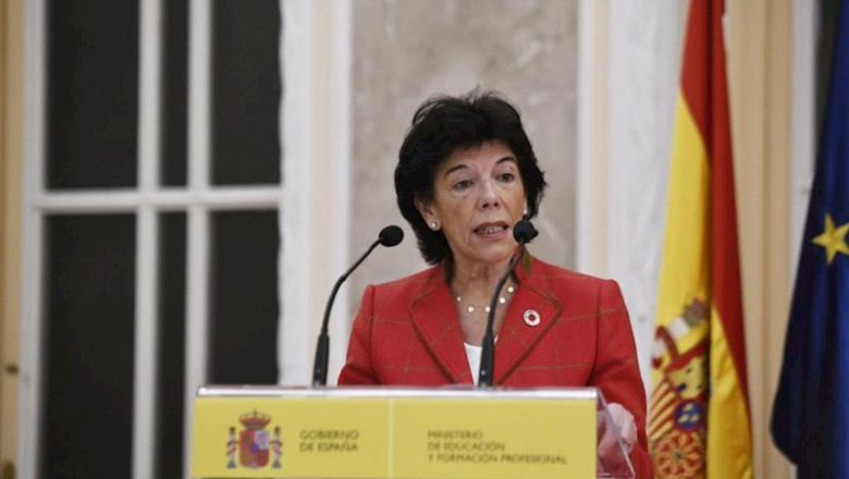 La portavoz del Goibierno y ministra de Educación y Formación Profesional en funciones, Isabel Celaá, durante su intervención en el recibimiento a los estudiantes premiados en las Olimpiadas Científicas, en Madrid (España), a 18 de noviembre de 2019. | Óscar Cañas - Europa Press ep la portavoz del goibierno y ministra de educacion y formacion profesional en funciones isabel